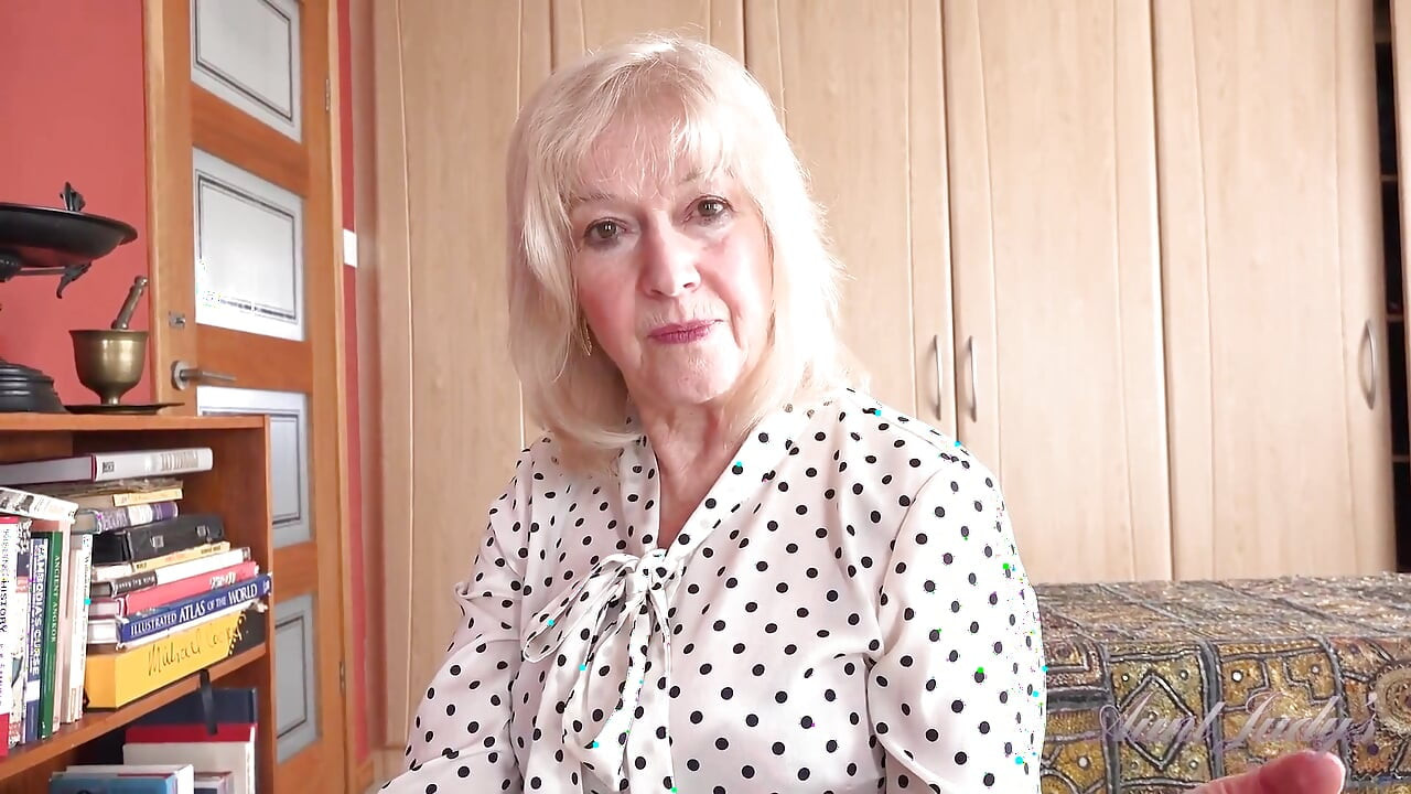 Auntjudys - 69 yaşındaki büyük memeli gilf üvey annen Louise seni olgun porno izlerken yakalıyor