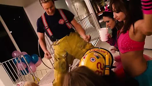 Büyük memeli ve tıraşlı amcıklı sarışın arkadan sikiliyor