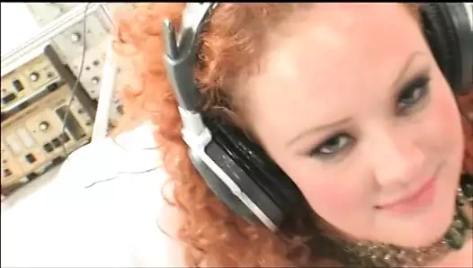 Audrey Hollander sıkı deliklerinin büyük bir yarakla sikilmesinin tadını çıkarıyor