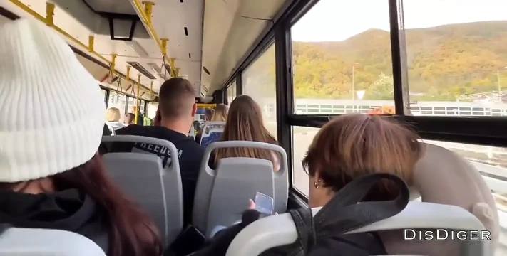 Yabancı bir kız insanlarla dolu bir otobüste mastürbasyon yapıyor ve sikimi emiyor