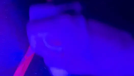 Zenci tanrıça sızdırıyor: neon tanga ve dildo fışkırtıyor