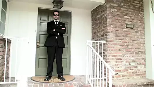 Sıcak bir vücut ile esmer yere çivilenmiş alır