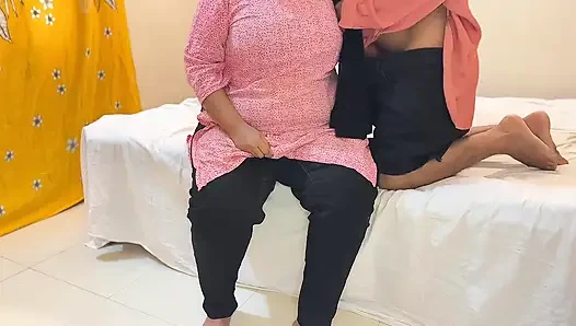 Gözlüklü 18 yaşındaki genç kız gece yarısı üvey oğlunun yatağında ateşli üvey anne kocasını aldatıyor!