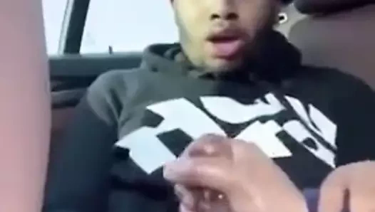 Onu arabada mastürbasyon yaptı