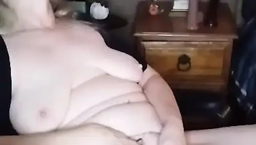 Bu seksi iri güzel kadın için ateşli bir orgazm! Seksi orta yaşlı seksi iri güzel kadın küçük bir dans ediyor ve sonra sikişiyor!