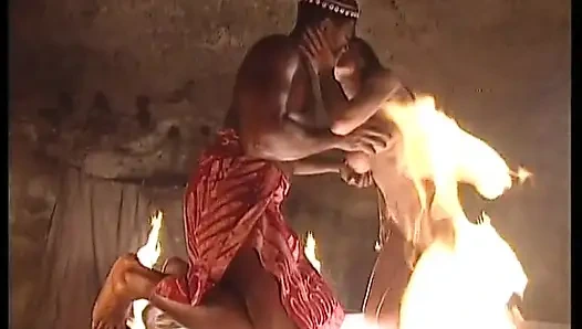 İlkel adam beyaz kızı sikiyor