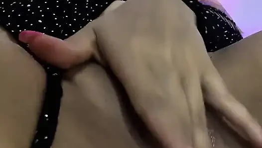 Seksi ve şişman bir BBW MILF, parmakları ve sikişmiş dildosuyla ıslak vajinasını orgazm etmek için mastürbasyon yapıyor
