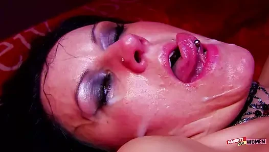 Kısa saçlı esmer aç ağzına ve amına büyük bir yarak alıyor