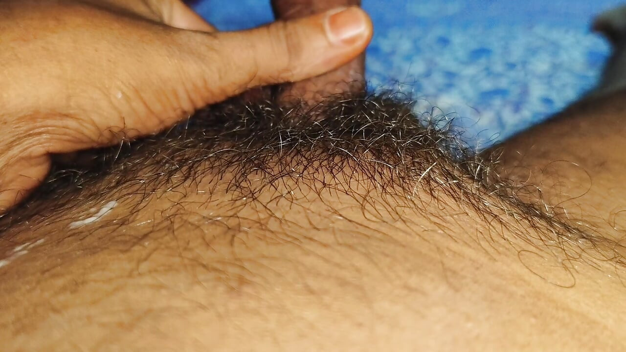 Amına boşalmak çok iyi hissettirdi. Bhabhi'nin amına boşalarak çok zevk aldım.