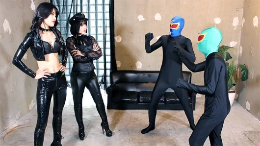 Karanlığın kadınları tarafından yakalanan dürüst kahramanlar