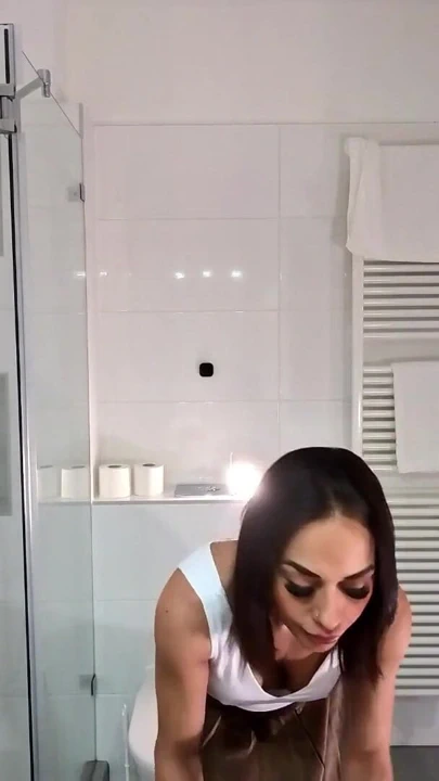 Hafif ateşli mini etekli minyon esmer bebek banyoda sıkılıyor ve görmezden geliyor | Klip 1