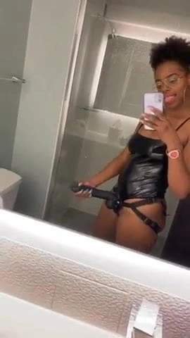 siyah piliç vuruş strapon