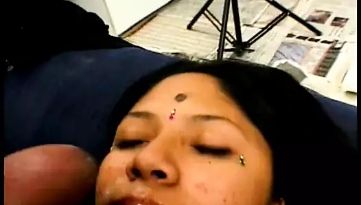 Azgın Hint kaltak içinde geleneksel attire gets becerdin üzerinde the