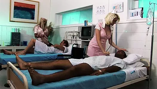 İri göğüslü hemşire Amy Azurra ve arkadaşları azgın hastalarını sert sikiyor