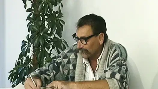 Çekici Alman orta yaşlı seksi kadın anal oynamanın tadını çıkarıyor ve yüze boşalmadan önce sikişiyor