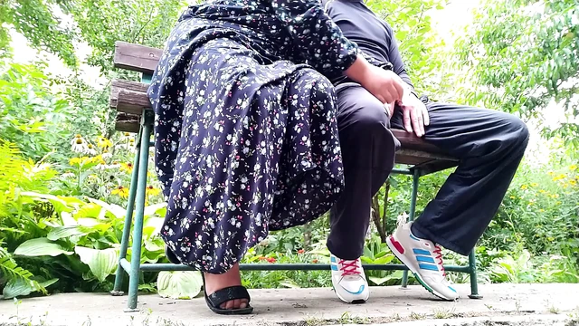 Милфа доит незнакомца член в презервативе для муженька куколда