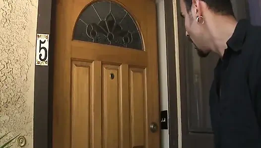 Orta yaşlı seksi kadınlar büyük yarakları sever. İri göğüslü sarışın ev hanımı Diana Doll komşusundan büyük yarağının yüzüne boşalıyor