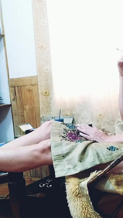 İpuçları bekleyen uzun bacaklı ateşli milf sigara içiyor. | Klip 1