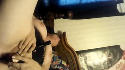 Büyük güzel kadın benim için mastürbasyon yapıyor