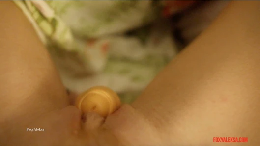 Bir minyon kedi için ilk yapay penis. büyük dick küçük bir klitoris losyonları