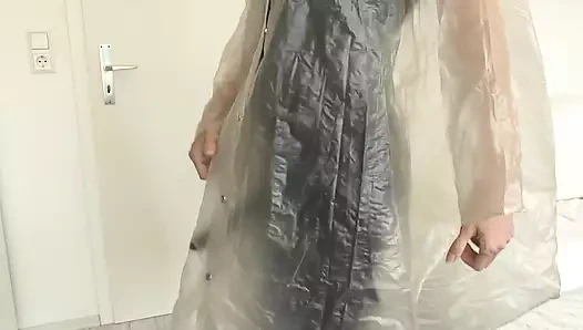 Şeffaf yağmur burnu, kenar oyunları ve pelerin üzerinde boşalıyor