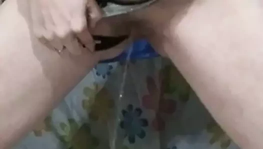 Milf pissing içinde tub