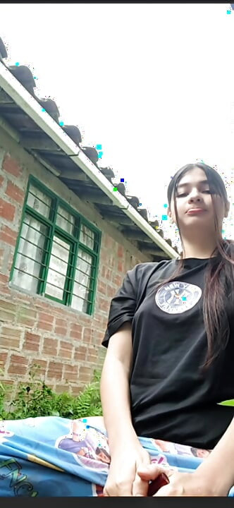 Seksi kız hayranları için yayın yapıyor ve kendine dokunuyor