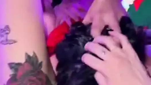 Çift neşeli üçüncü ile oynuyor