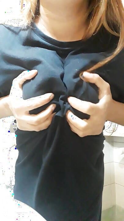Indian hot bhabi playing own big boobs tight nipel