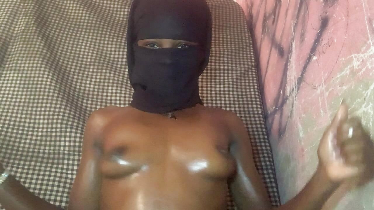 Ateşli minyon zenci hatun tek başına göğüslerini okşuyor