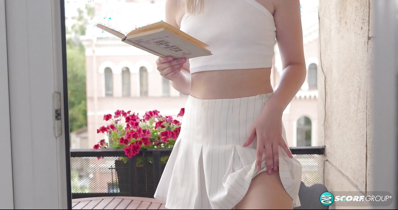 Sarışın genç alice mur g noktasını okşuyor ve sert boşalıyor