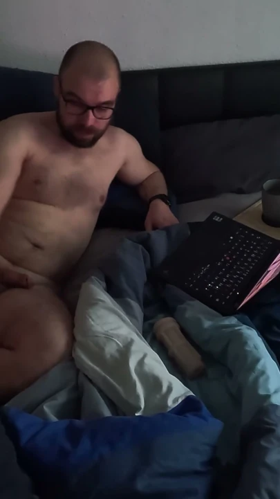 Yatakta porno izlemek | Clip 1