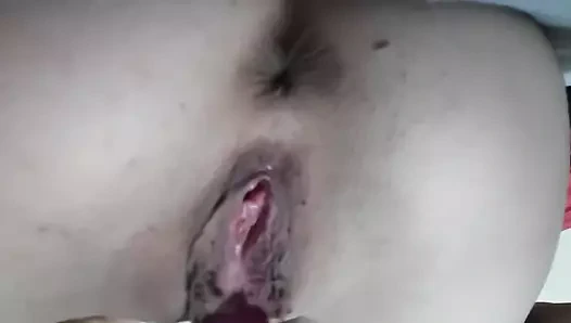 Bir oyuncak tarafından ateşli amcık mastürbasyonu