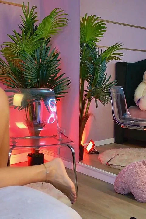 Sert orta yaşlı seksi kadın götünü ve amını sikiyor