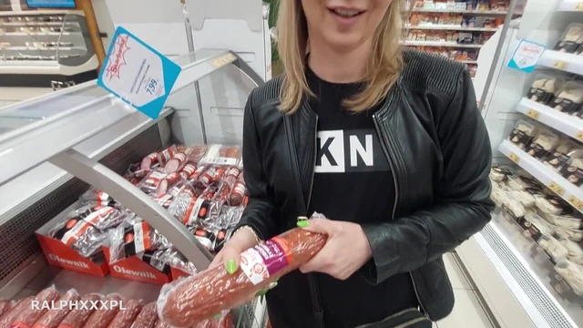 Я встретил ее во время покупок, она делает мне минет в публичном туалете, и она глотает огромную порцию спермы