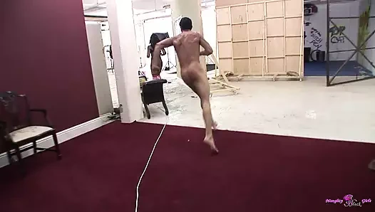 Sert boşalmadan önce çikolatalı amını olabildiğince çok yerde sikiyor