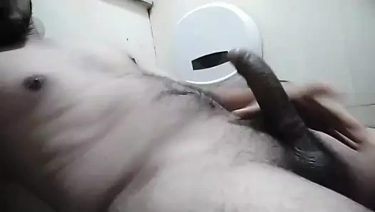 Pakinoon arkadaşlarının pansiyonu ziyaret ediyor, inliyor ve umumi pansiyon tuvaletinde büyük boşalma