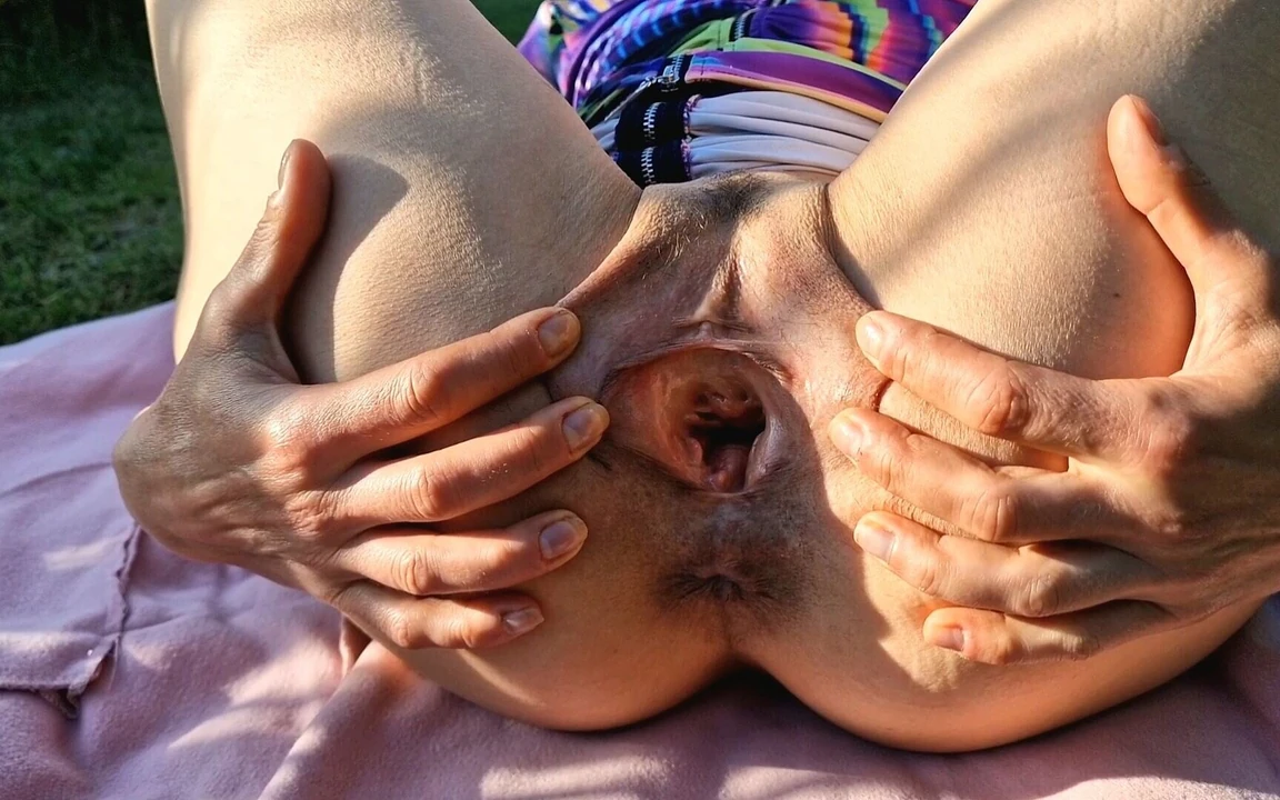 Обнаженная на улице и писсинг