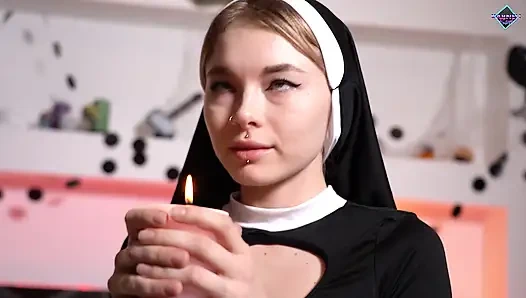 Rahibe büyük bir yarağı denedi ve kontrolünü kaybetti. Karneli Bandi