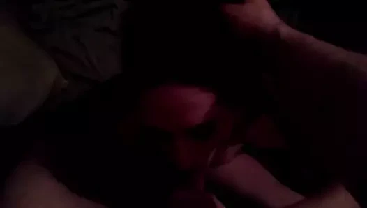 Sıska esmer fahişe eş sağma büyük horoz için boşalmak