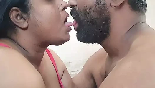 Üvey anne ve üvey oğlu ilk kez öpüşüyor