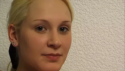 junge blondine fingert sich beim casting bis zum orgasmus