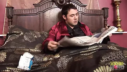 İyi görünümlü hemşire azgın bir hastayla ilgileniyor