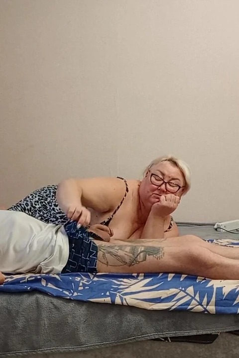 Oral seksten üvey anneye ağzına boşalıyor