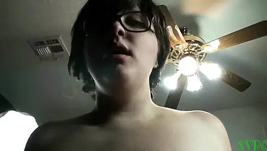 Etli iri güzel kadın erkek arkadaşı için sigara içiyor ve rol oynuyor