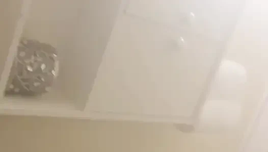 Duş banyo yaparken son derece azgın (çok kötü boşalmam gerekiyordu!)