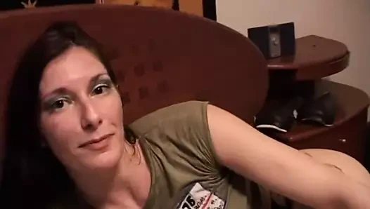 Genç esmer berbat ve sikikleri horoz için sıcak cumshot