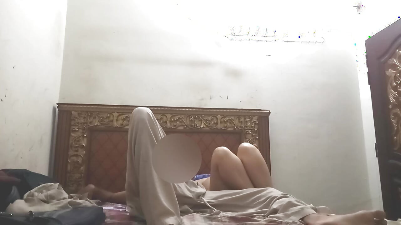 Hintli köylü jija sıkı bakire sali amcığını sikiyor