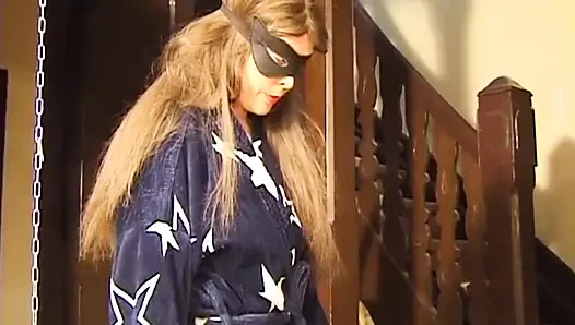 Olgun esmer orta yaşlı seksi kadın maskeli adam tarafından zincirleniyor ve keşfediliyor