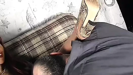 Kızıl saçlı anal penetrasyon için kışkırtıcı iç çamaşırı seviyor